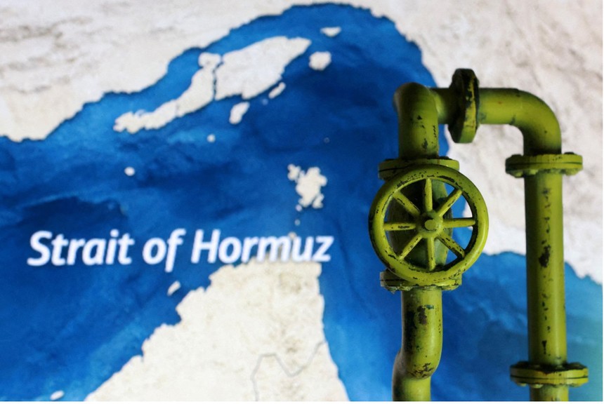 Giá dầu tăng vọt sau thông tin Mỹ phong toả eo biển Hormuz