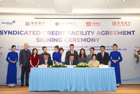 Ông Trần Phúc Vinh, quyền Tổng giám đốc VietinBank Securities ký hợp đồng vay hợp vốn với đại diện 4 Link Vào Nhà Cái KL99 COM Tặng +199k 