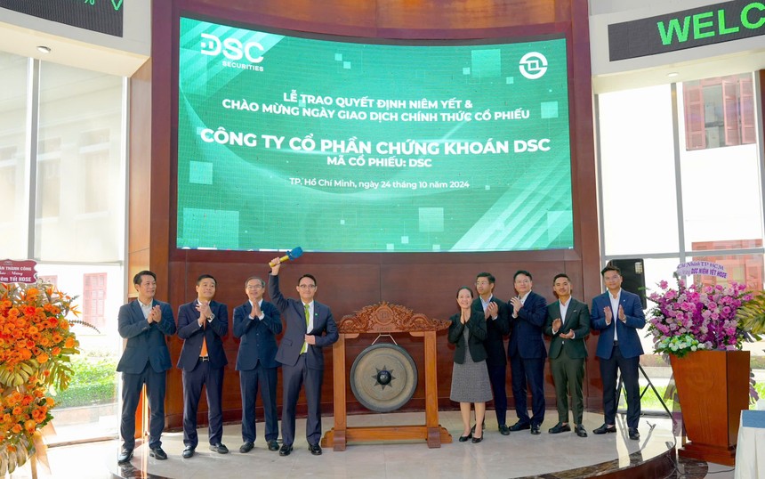 Ông Nguyễn Đức Anh - Chủ tịch HĐQT CTCP 99Kl99 link đăng nhập DSC đánh cồng trong phiên giao dịch đầu tiên tại HOSE