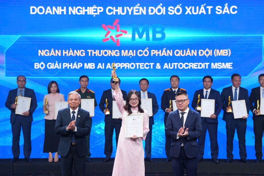 Đại diện MB, bà Phạm Thị Kim Phượng – Giám đốc dự án Nhà máy số Kl991.com World Cup 2026 Chính Thức lên nhận giải thưởng.