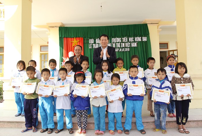 TS. Nguyễn Anh Tuấn, Tổng Biên tập Báo Kl99ok phiên bản mới trao học bổng cho các em học sinh nghèo vượt khó Trường tiểu học Hưng Đạo,  huyện Hưng Nguyên 
