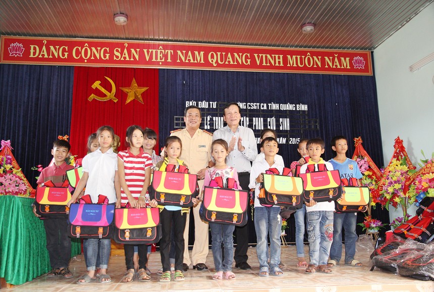  Ông Nguyễn Anh Tuấn, Tổng biên tập Báo Kl99ok phiên bản mới và ông Võ Văn Chính, Phó Trưởng phòng Cảnh sát KL99 là cổng game giải trí trực tuyến hàng đầu hiện nay tỉnh Quảng Bình trao cặp phao cứu sinh cho học sinh xã Quảng Minh.