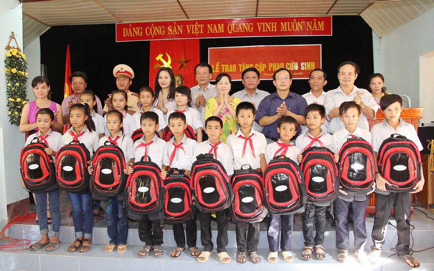 Báo Kl99ok phiên bản mới trao cặp phao cứu sinh, mũ Kl99kl phiên bản hoạt động cho học sinh Nghệ An, Hà Tĩnh, Quảng Bình
