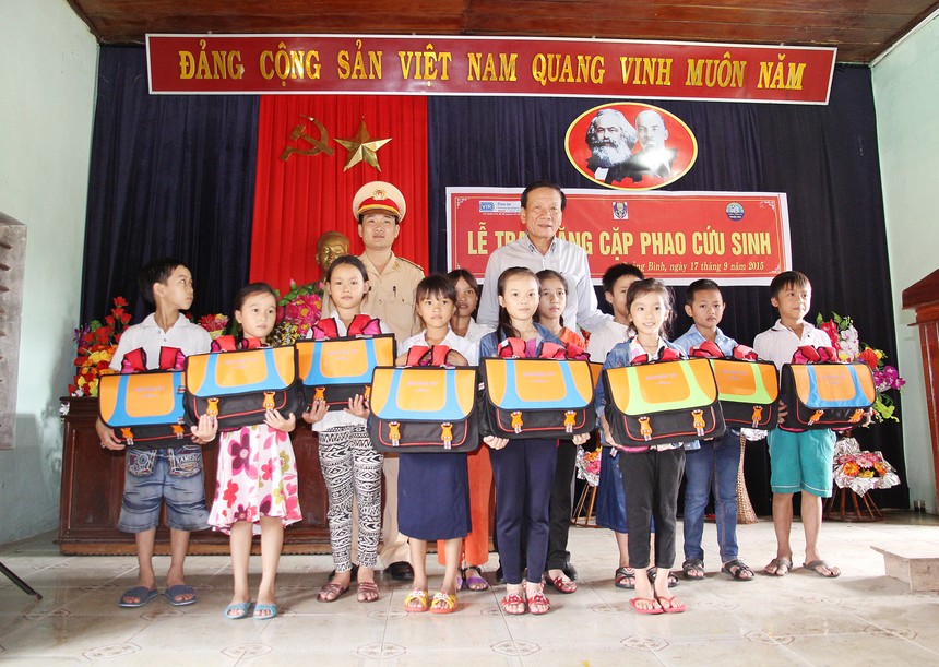 Báo Kl99ok phiên bản mới trao cặp phao cứu sinh, mũ Kl99kl phiên bản hoạt động cho học sinh  Quảng Bình, Quảng Trị.