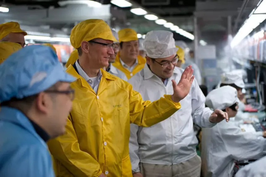 Tim Cook, CEO của Apple, thăm nhà máy Kl994 nhà cái bóng đá world cup iPhone của Foxconn ở Trịnh Châu (Trung Quốc). Ảnh: Bloomberg.