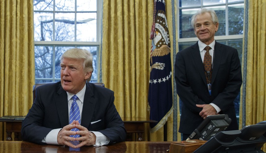 Tổng thống Mỹ Donald Trump và Peter Navarro, Cố vấn Kl992 cổng game cá cược cấp cao của Nhà Trắng. Ảnh: AP.