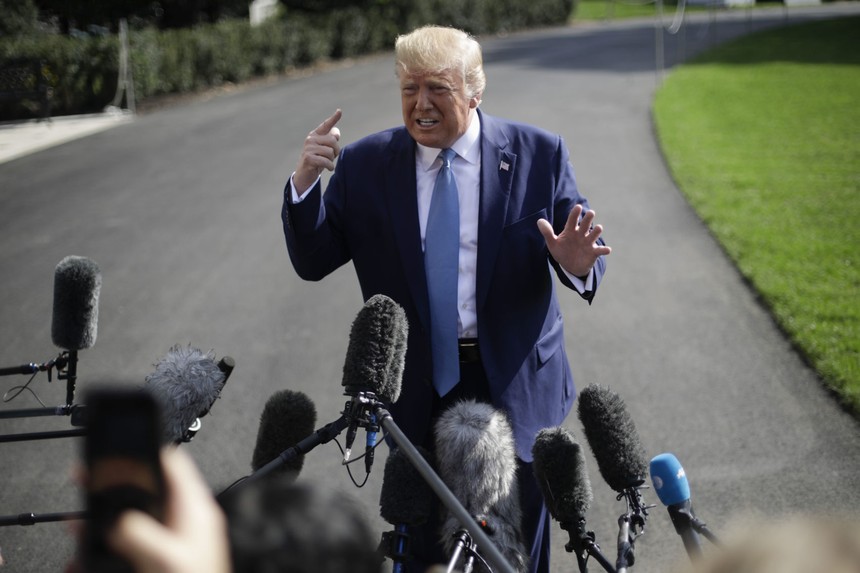 Tổng thống Mỹ Donald Trump trả lời phỏng vấn báo chí tại bãi cỏ phía Nam Nhà Trắng ngày 10/10. Ảnh: AP.