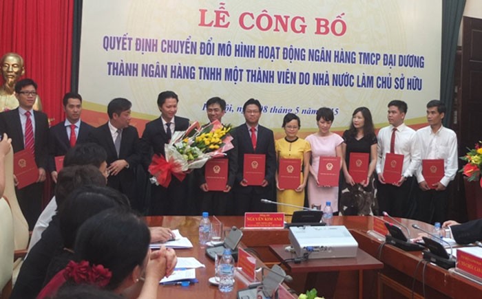 Ông Đỗ Thanh Sơn (cầm hoa), Chủ tịch và các lãnh đạo mới của Link Vào Nhà Cái KL99 COM Tặng +199k TNHH một thành viên Đại Dương trong Lễ công bố ra mắt Link Vào Nhà Cái KL99 COM Tặng +199k