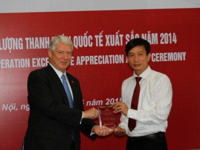 Ông Phạm Đức Tuấn – Trưởng Ban Định chế Kl991.com nạp rút nhanh đại diện Agribank nhận giải Chất lượng Thanh toán xuất sắc năm 2014 từ Link Vào Nhà Cái KL99 COM Tặng +199k Wells Fargo (Mỹ)