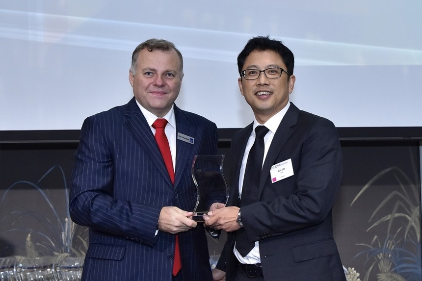 Ông Fung Kai Jin (phải), Phó tổng giám đốc VPBank - Giám đốc Khối Kl991.com World Cup 2026 Chính Thức vừa và nhỏ  nhận giải thưởng giải “Dịch vụ Link Vào Nhà Cái KL99 COM Tặng +199k vừa và nhỏ tốt nhất Việt Nam 2015” tại Singapore