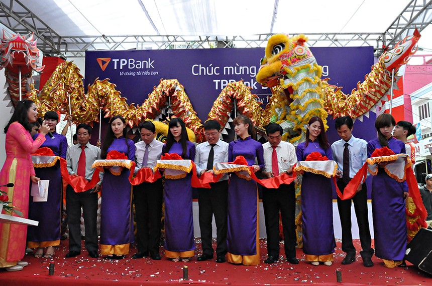 Ông Nguyễn Hưng, Tổng giám đốc TPBank cùng các đại diện cơ quan quản lý 99Kl99 trực tiếp đá gà tỉnh, thành phố Đắk Lắk tham gia cắt băng khai trương
