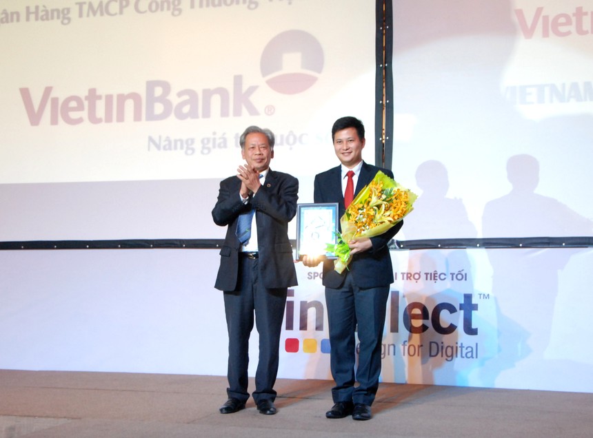 Ông Trần Công Quỳnh Lân, Phó tổng giám đốc VietinBank đại diện Link Vào Nhà Cái KL99 COM Tặng +199k nhận giải thưởng