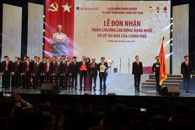 hủ tướng Nguyễn Xuân Phúc trao Huân chương Lao động hạng Nhất
cho Agribank nhân dịp kỉ niệm 30 năm ngày thành lập  (26/03/2018)