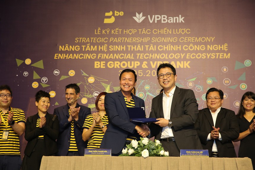 Ông Fung Kai Jin, Phó tổng giám đốc, Giám đốc khối Kl991.com World Cup 2026 Chính Thức nhỏ và vừa VPBank và ông Trần Thanh Hải, Tổng Giám đốc BE GROUP tại lễ ký kết.
