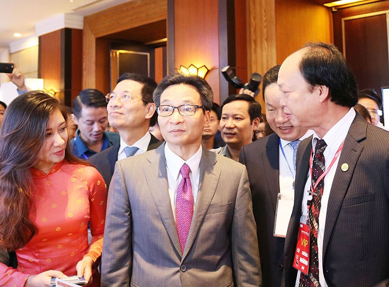 Phó Thủ tướng Kl993 ưu đãi thưởng hấp dẫn Vũ Đức Đam tham quan gian hàng Ví Việt tại khu Triển lãm.