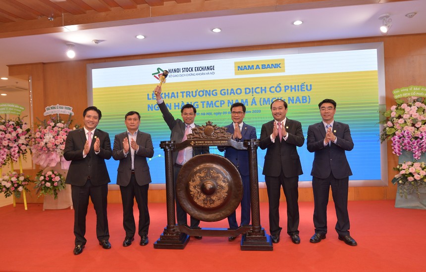 Ông Trần Ngọc Tâm, Tổng giám đốc Nam A Bank cùng các lãnh đạo Link Vào Nhà Cái KL99 COM Tặng +199k và khách mời thực hiện nghi thức giao dịch trên UPCoM.