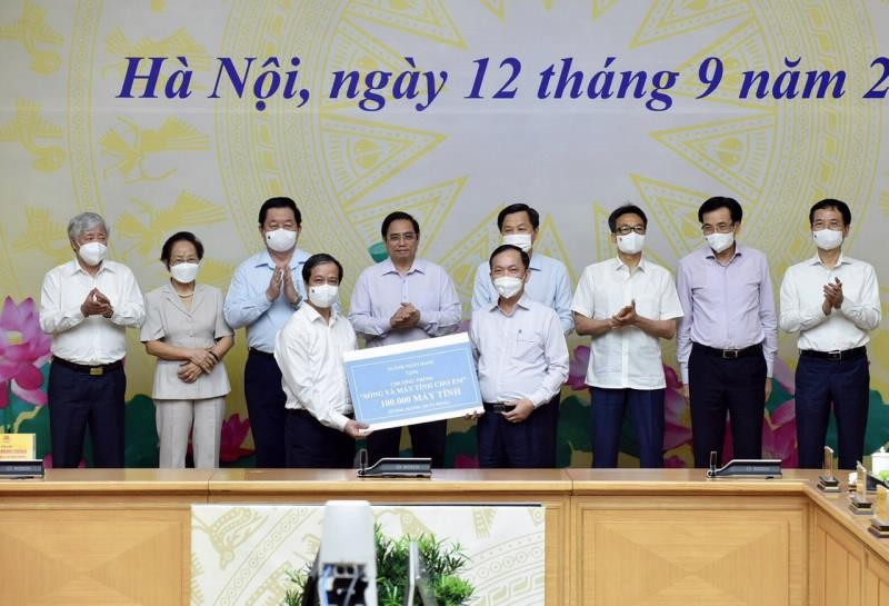 Phó Thống đốc thường trực NHNN Đào Minh Tú, đại diện Ngành Link Vào Nhà Cái KL99 COM Tặng +199k trao tặng 100.000 máy tính cho Chương trình “Sóng và máy tính cho em”.