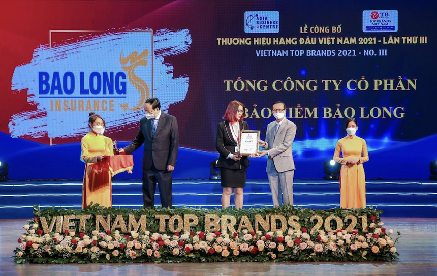 Bà Lê Thanh Hằng, Phó Tổng Giám đốc Tổng CTCP Kl99kl phiên bản hoạt động Bảo Long vinh dự nhận giải thưởng “Top 10 Thương hiệu Hàng đầu Việt Nam 2021”