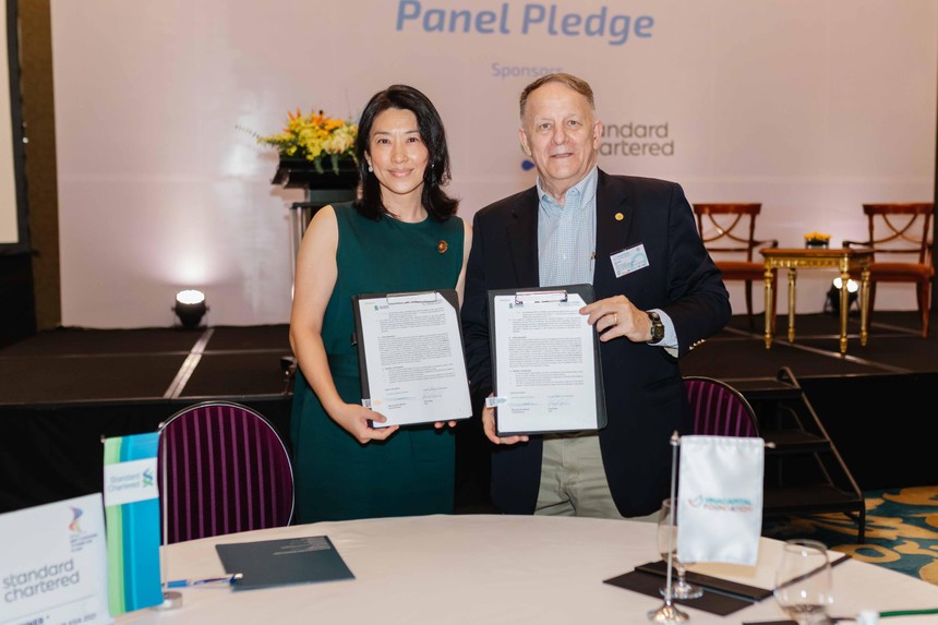 Bà Michele Wee, Tổng giám đốc Link Vào Nhà Cái KL99 COM Tặng +199k Standard Chartered Việt Nam và ông Rad Kivette, Tổng giám đốc VinaCapital Foundation tại buổi ký kết Biên bản ghi nhớ 