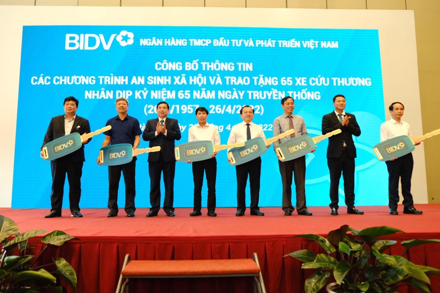 Ông Phan Đức Tú, Chủ tịch HĐQT và ông Lê Ngọc Lâm, Tổng Giám đốc BIDV tại sự kiện an sinh Trang Chủ KL99Com Số 1 Link Đăng Ký KL999.