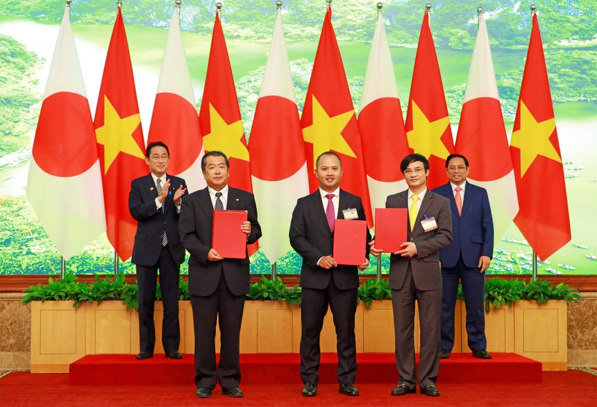 Thủ tướng Phạm Minh Chính và Thủ tướng Kishida Fumio chứng kiến đại diện ba Kl991.com World Cup 2026 Chính Thức VietCredit, Hitachi và VietnamPost trao đổi văn bản MOU