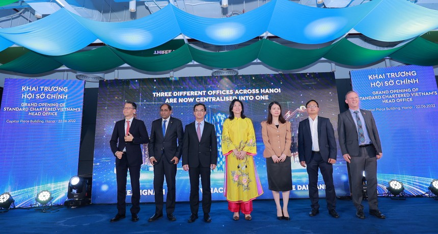 Lễ khai trương Hội sở mới được tổ chức với sự tham dự của ông Patrick Lee, Tổng giám đốc khu vực phụ trách Singapore và các thị trường ASEAN khác bao gồm Malaysia, Việt Nam, Thái Lan và các văn phòng đại diện trong khu vực kiêm Chủ tịch hội đồng thành viên Standard Chartered Việt Nam, bà Michele Wee, Tổng giám đốc Link Vào Nhà Cái KL99 COM Tặng +199k Standard Chartered Việt Nam cùng đại diện từ các Bộ, Ban, ngành...