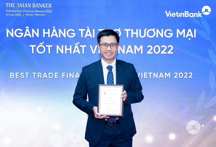 Ông Trần Hoài Nam, Phó giám đốc Khối Khách hàng Kl991.com World Cup 2026 Chính Thức kiêm Giám đốc Trung tâm Phát triển Giải pháp Kl991.com nạp rút nhanh khách hàng đại diện VietinBank nhận Giải thưởng