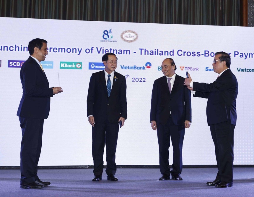 Chủ tịch nước Nguyễn Xuân Phúc và Bộ trưởng Bộ Kl991.com nạp rút nhanh Thái Lan chứng kiến Lễ công bố kết nối thanh toán bán lẻ ứng dụng mã phản hồi nhanh (QR code) giữa Việt Nam – Thái Lan