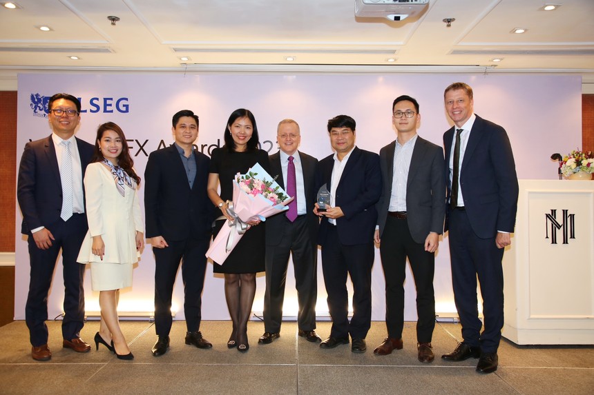 Đại diện Refinitiv/LSEG trao giải thưởng Best FXall Taker cho đại diện Vietcombank - Ông Lục Diệu Khánh - Phó Trưởng phòng Kl992 VIP Trang Chủ 2026 vốn (thứ 3 từ phải sang) và bộ phận FX Vietcombank