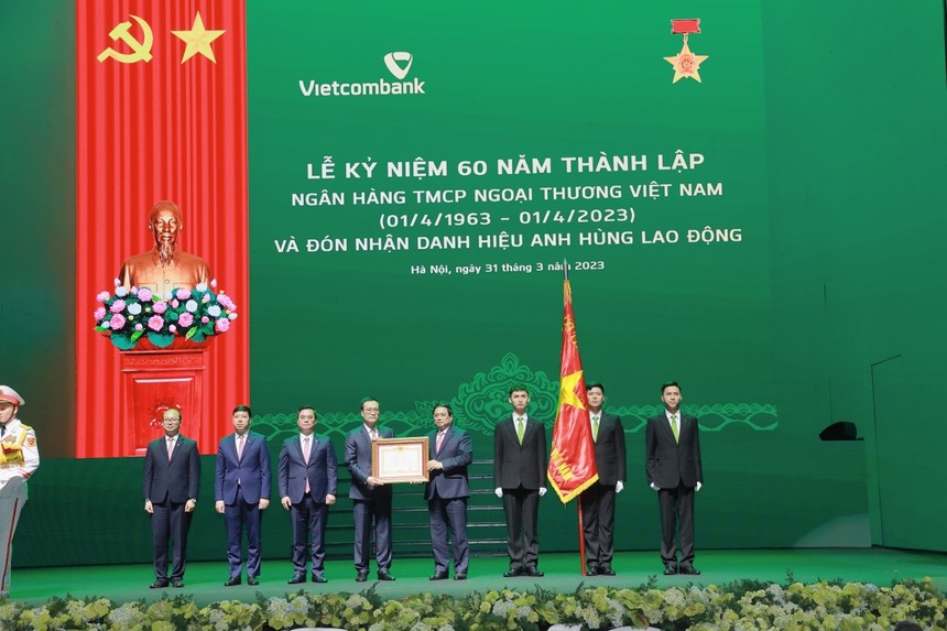 Vietcombank đón nhận danh hiệu Anh hùng Lao động do Đảng, 99Kl99 trực tiếp đá gà trao tặng.