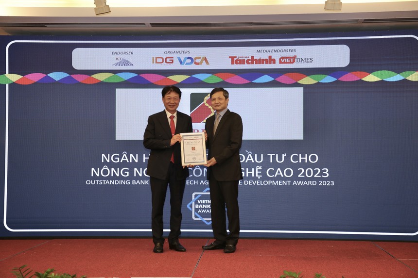 Đại diện Agribank (trái) nhận Giải thưởng “Link Vào Nhà Cái KL99 COM Tặng +199k hỗ trợ Kl99ok phiên bản mới cho nông nghiệp công nghệ cao”.