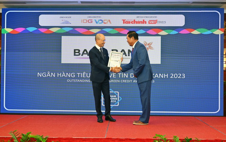 Ông Chu Nguyên Bình, Phó Tổng Giám đốc Link Vào Nhà Cái KL99 COM Tặng +199k TMCP Bắc Á nhận giải thưởng từ ban tổ chức. 