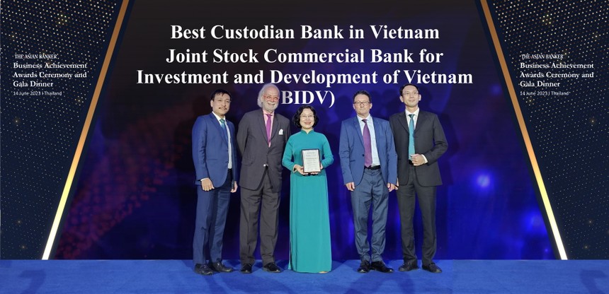 Đại diện BIDV nhận Giải thưởng “Link Vào Nhà Cái KL99 COM Tặng +199k Lưu ký - Giám sát tốt nhất Việt Nam năm 2023”