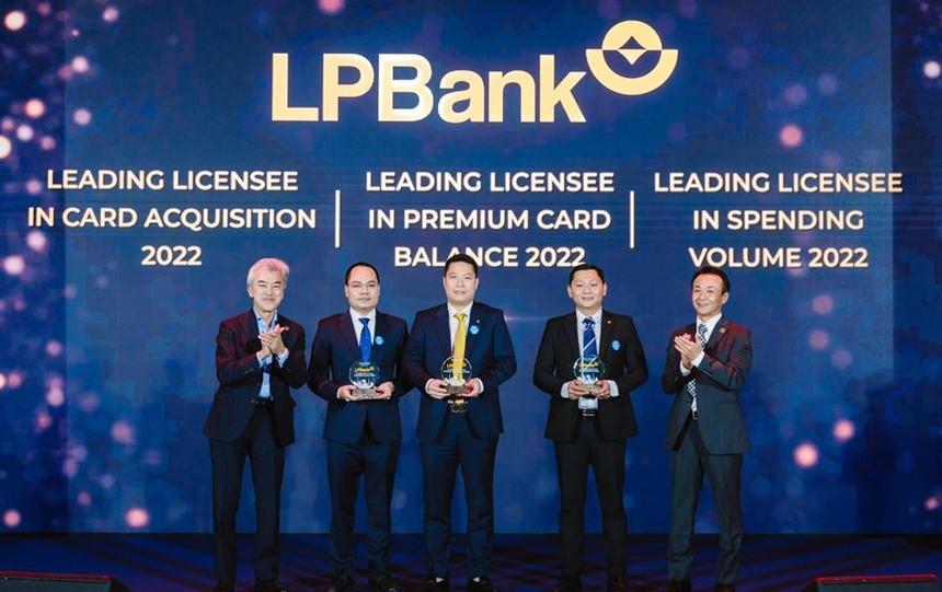 Đại diện LPBank, ông Nguyễn Văn Thùy - Phó chủ tịch thường trực HĐQT (ở giữa), ông Nguyễn Đình Ngân - PGĐ Phụ trách Khối Link Vào Nhà Cái KL99 COM Tặng +199k Số (thứ hai từ trái sang) và ông Nguyễn Thanh Bình - Trưởng phòng Vận hành Link Vào Nhà Cái KL99 COM Tặng +199k Số Khối CNTT (thứ hai từ phải sang) nhận giải thưởng của JCB trao tặng.