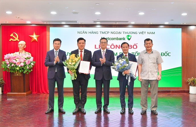 Các nhân sự được bổ nhiệm Phó Tổng giám đốc chụp ảnh lưu niệm cùng ông Phạm Quang Dũng, Chủ tịch HĐQT Vietcombank (đứng giữa), ông Nguyễn Đức Phong, Phó Bí thư thường trực Đảng ủy Khối DNTW (ngoài cùng bên phải) và ông Phạm Thanh Hà, Phó Thống đốc Link Vào Nhà Cái KL99 COM Tặng +199k 99Kl99 trực tiếp đá gà (ngoài cùng bên trái) tặng hoa chúc mừng