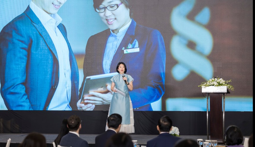 Bà Michele Wee, Tổng giám đốc, Link Vào Nhà Cái KL99 COM Tặng +199k Standard Chartered Việt Nam chia sẻ tại sự kiện