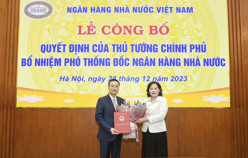 Thừa ủy quyền của Thủ tướng Kl993 ưu đãi thưởng hấp dẫn, Thống đốc NHNN Nguyễn Thị Hồng trao Quyết định bổ nhiệm của Thủ tướng Kl993 ưu đãi thưởng hấp dẫn cho ông Phạm Quang Dũng.