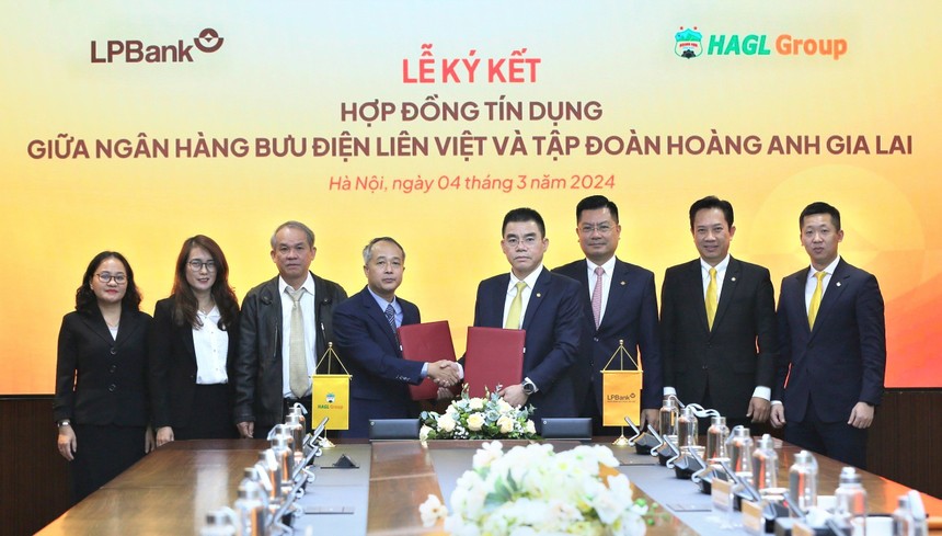 Đại diện lãnh đạo hai đơn vị thực hiện nghi thức ký kết hợp tác