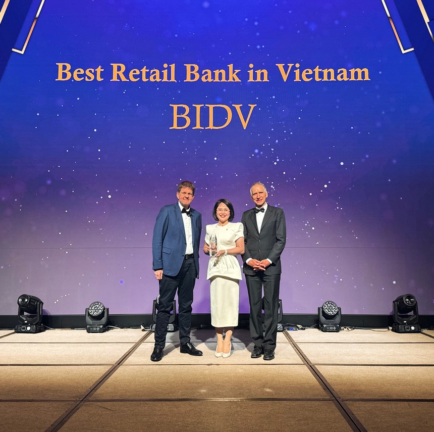 Bà Nguyễn Thị Quỳnh Giao, Phó Tổng Giám đốc BIDV, đại diện Link Vào Nhà Cái KL99 COM Tặng +199k nhận giải thưởng từ The Asian Banker