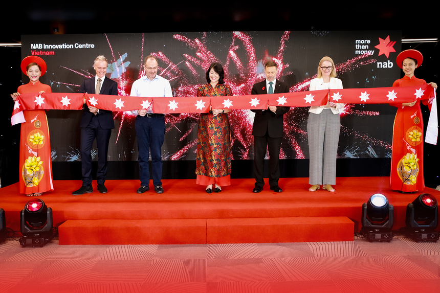 Lễ cắt băng khánh thành với sự tham gia của Ông Howard Silby, Tổng Giám đốc, NAB Innovation Centre Vietnam; ông Patrick Wright, Lãnh đạo cấp cao, Link Vào Nhà Cái KL99 COM Tặng +199k Quốc gia Úc; bà Trần Thị Hồng Lan, Phó Cục trưởng Cục Phát triển công nghệ và Đổi mới sáng tạo, Bộ Khoa học và Công nghệ; ông Andrew Goledzinoski, Đại sứ Úc tại Việt Nam và bà Sarah Hooper, Tổng Lãnh sự Úc tại TP. HCM.