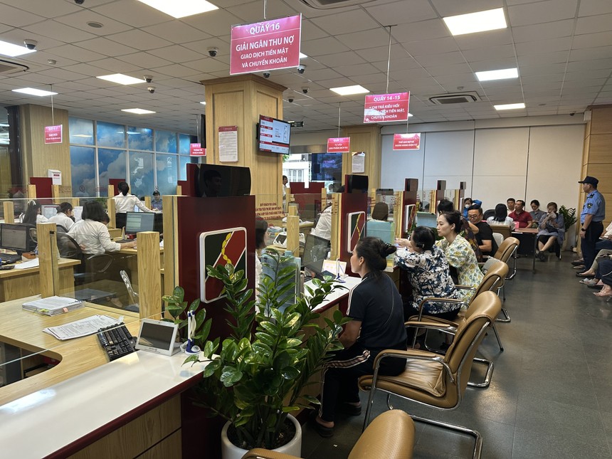 Người dân mua vàng miếng SJC tại một trong những điểm bán vàng của Link Vào Nhà Cái KL99 COM Tặng +199k thương mại có vốn 99Kl99 trực tiếp đá gà.
