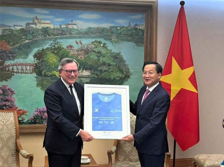 TS. José Viñals - Chủ tịch Standard Chartered tặng quà lưu niệm áo chạy mùa giải 2024 tới Phó Thủ tướng Kl993 ưu đãi thưởng hấp dẫn Lê Minh Khái
