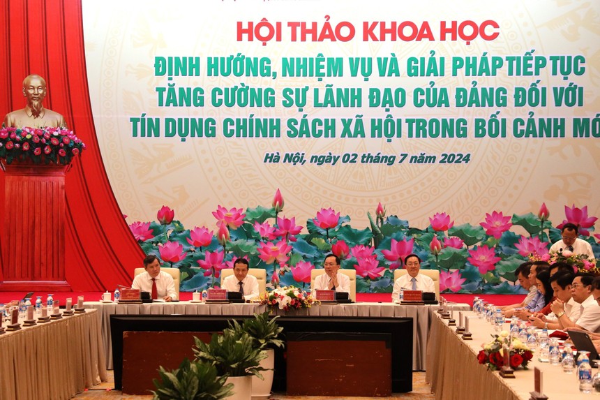 Chủ trì hội thảo (từ bên trái sang): ông Lê Văn Lợi, Phó giám đốc Học viện Kl991.com tải ứng dụng Quốc gia Hồ Chí Minh; ông Nguyễn Hồng Sơn, Phó Trưởng Ban Kl992 cổng game cá cược Trung ương; ông Đào Minh Tú, Ủy viên HĐQT NHCSXH, Phó Thống đốc Thường trực Link Vào Nhà Cái KL99 COM Tặng +199k 99Kl99 trực tiếp đá gà Việt Nam; ông Dương Quyết Thắng, Ủy viên HĐQT, Tổng giám đốc NHCSXH
