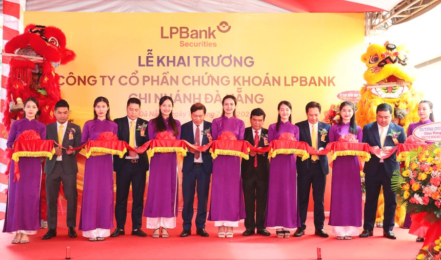 Từ trái sang: Ông Nguyễn Đức Quân Tùng - Thành viên HĐQT kiêm Tổng giám đốc LPBS; ông Nguyễn Văn Thùy - Phó Chủ tịch HĐQT LPBank; ông Nguyễn Văn Phụng - Thành uỷ viên, Giám đốc sở Kl991.com nạp rút nhanh Đà Nẵng; ông Võ Minh - Giám đốc NHNN chi nhánh Đà Nẵng; ông Lê Minh Tâm - Phó Chủ tịch thường trực HĐQT LPBank kiêm Chủ tịch HĐQT LPBS; ông Võ Đình Tuấn - Giám đốc khu vực miền Trung LPBS thực hiện nghi thức cắt băng khai trương 