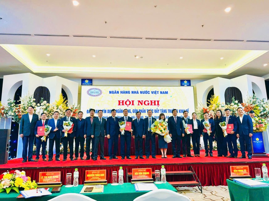 Lãnh đạo các tỉnh trong khu vực 4 và Phó Thống đốc Thường trực NHNN Đào Minh Tú chụp ảnh lưu niệm cùng Ban Lãnh đạo NHNN chi nhánh khu vực 4