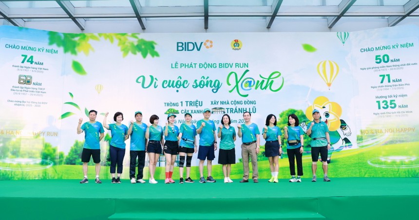 Các lãnh đạo BIDV và khách mời phát động chương trình “BIDV RUN - Vì Kl993 Đăng nhập Giải trí Xanh” mùa thứ 5 tại Hà Nội sáng ngày 20/4.