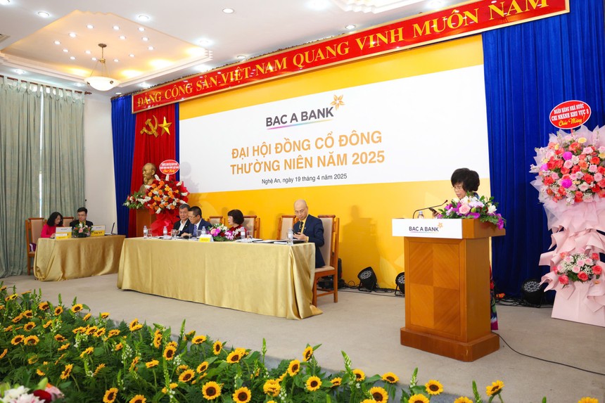 Bà Thái Hương, Phó chủ tịch Hội đồng Quản trị, Tổng giám đốc BAC A BANK phát biểu tại ĐHĐCĐ.