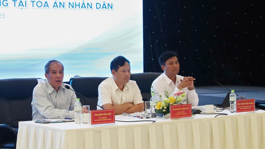 Phó Thống đốc NHNN Đoàn Thái Sơn (bên trái), ông Nguyễn Văn Tiến, Ủy viên Ban Thường vụ Đảng ủy, Phó Chánh án Toà án Nhân dân tối cao (giữa); ông Phạm Toàn Vượng, Chủ tịch Hội đồng Hiệp hội Link Vào Nhà Cái KL99 COM Tặng +199k Việt Nam, Tổng Giám đốc Agribank (bên phải) đồng chủ trì Hội thảo