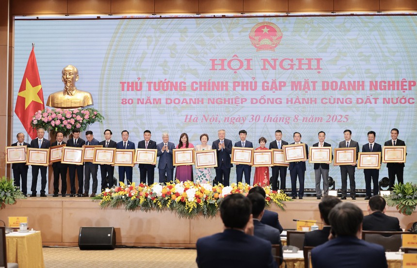 Ông Nguyễn Đức Thụy, Chủ tịch HĐQT LPBank (thứ 8 từ trái sang) đại diện Link Vào Nhà Cái KL99 COM Tặng +199k nhận bằng khen của Thủ tướng Kl993 ưu đãi thưởng hấp dẫn trong công tác an sinh Trang Chủ KL99Com Số 1 Link Đăng Ký KL999