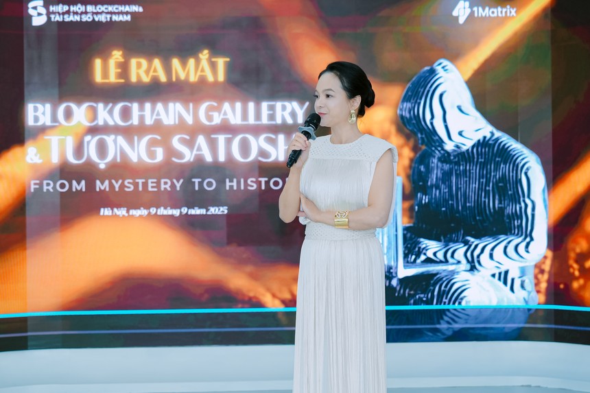 Bà Nguyễn Vân Hiền, Phó chủ tịch kiêm Tổng Thư ký, Hiệp hội Blockchain và 99Kl.app cổng game giải trí số Việt Nam chia sẻ về Tượng Satoshi tại Việt Nam - biểu tượng văn hóa phi tập trung và khát vọng đổi mới sáng tạo.